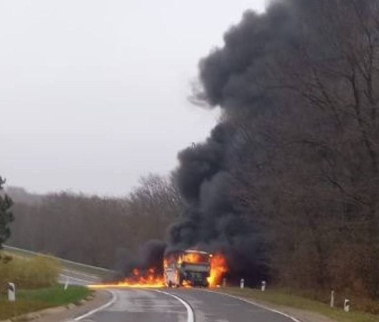 VIDEO/FOTO/ Un autocar cu pasageri care se îndrepta spre protestul din Chișinău a luat foc pe drum