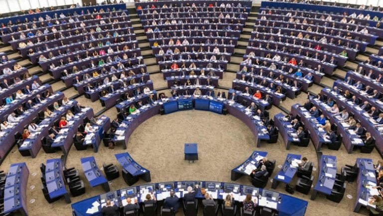 Parlamentul European dezbate azi mandatul de arestare pe numele lui Putin