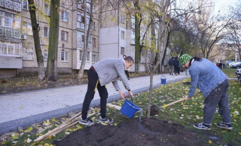Peste patru mii de arbori și arbuști au fost sădiți, în weekend, în capitală