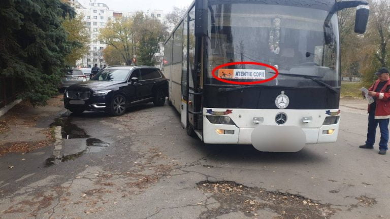 FOTO/Un autocar care transporta persoane la întrunirea organizată de Partidul „ȘOR”, implicat în accident