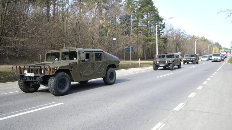 Exerciții practice cu implicarea blindatelor. Poliția îndeamnă la calm