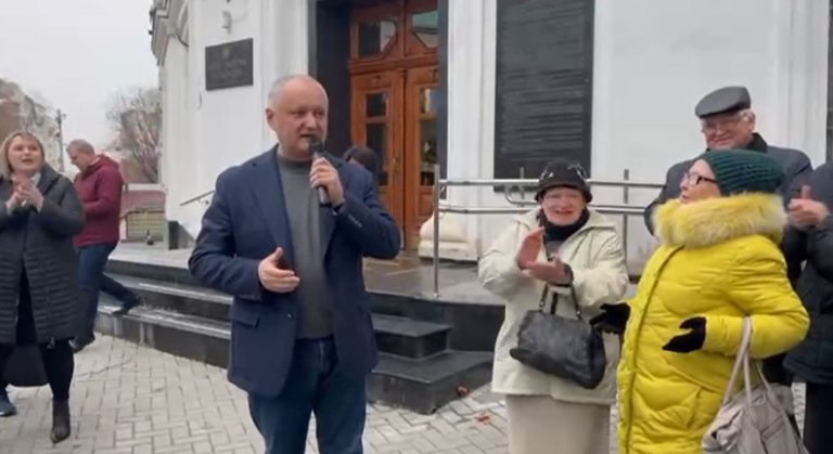 VIDEO/ Ex-președintele R. Moldova Igor Dodon, eliberat din arest la domiciliu și plasat sub control judiciar