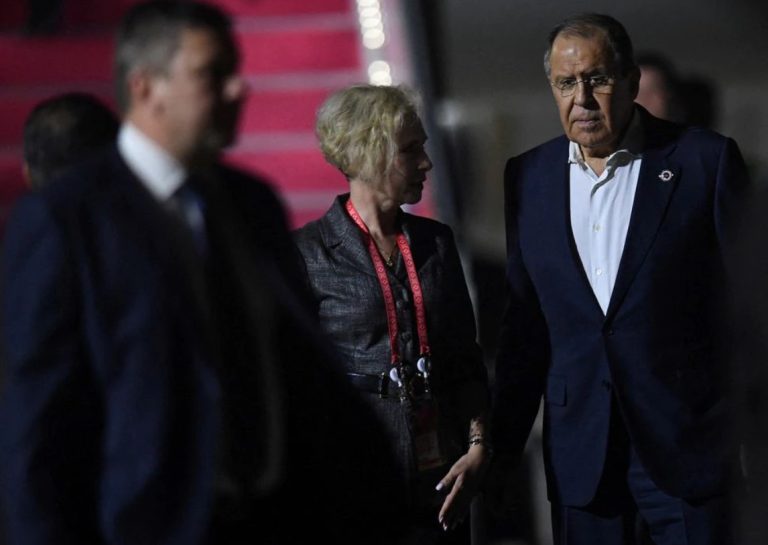 Serghei Lavrov a fost dus la spital după ce a ajuns în Indonezia. Ministerul rus de Externe neagă informația