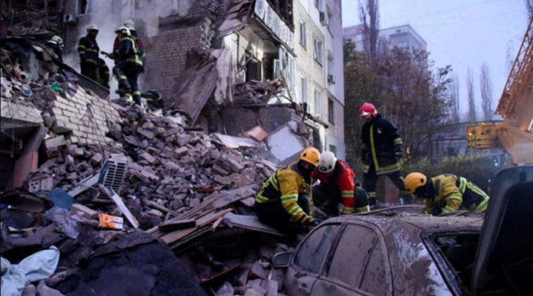 Cel puţin cinci morţi în sudul Ucrainei, într-un atac cu rachetă vizând un imobil de cinci etaje