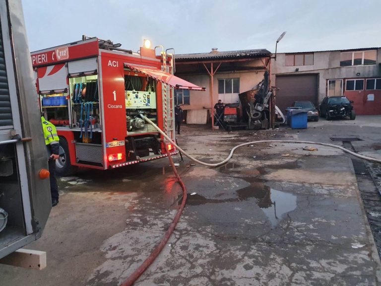 FOTO/ Incendiu la un atelier auto din Capitală: Două mijloace de transport, afectate de flăcări