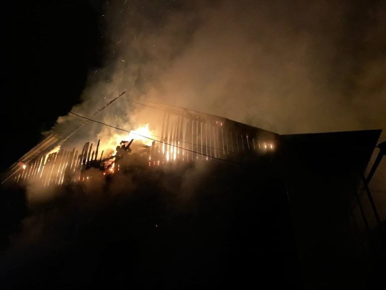FOTO/ Incendiu puternic într-o locuință din Orhei: Un automobil, distrus de flăcări. Primele imagini