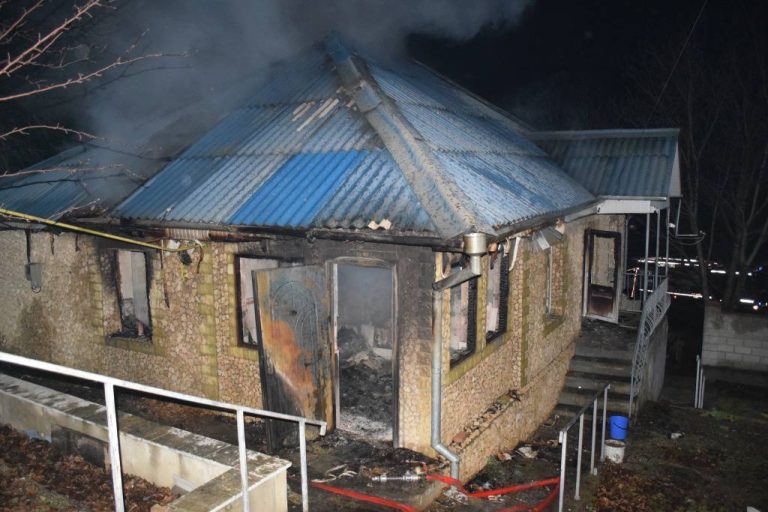 FOTO/ Incendiu devastator într-o locuință din Ialoveni: Trei echipaje de salvatori, la fața locului