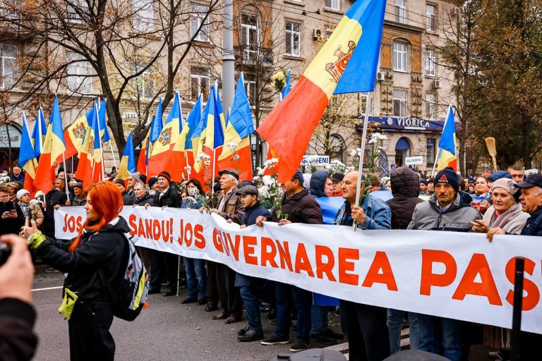 VIDEO/ În centrul capitalei se desfășoară un nou protest antiguvernamental. Mai multe persoane, printre care și minori, escortate la secțiile de Poliție