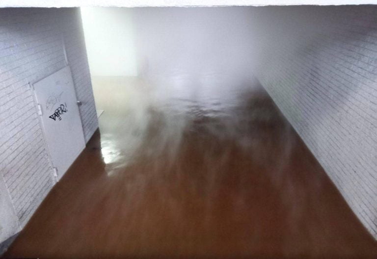 FOTO/ Două persoane, evacuate de pompieri după ce o țeavă cu apă fierbite s-a spart într-o subterană din capitală