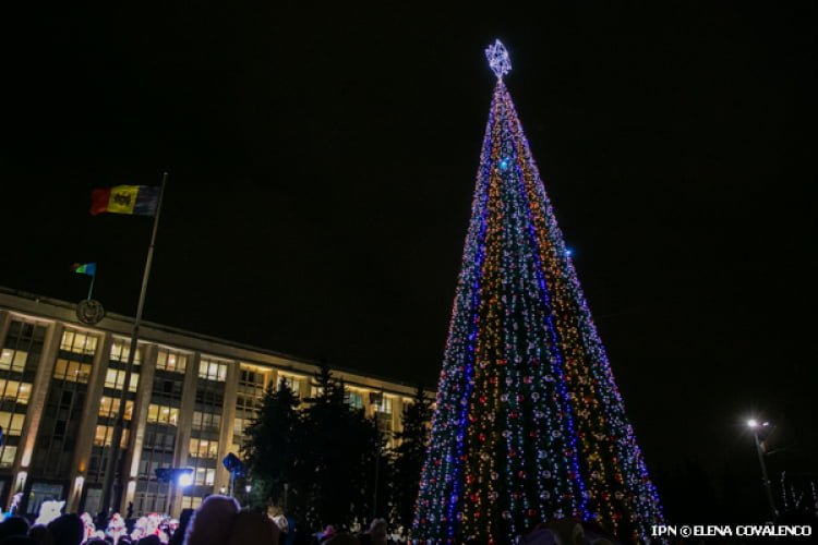 Startul sărbătorilor de iarnă va fi dat la Chișinău pe 17 decembrie