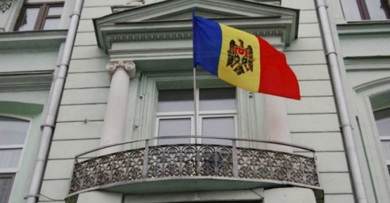 Un fost angajat al Ambasadei Moldovei la București, cercetat pentru abuz de serviciu