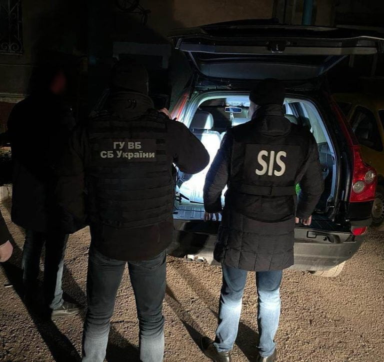 VIDEO/ Trei bărbați din Otaci, bănuiți de facilitarea tranzitării ilegale de către cetățeni ai Ucrainei a frontierei de stat, reținuți de procurori