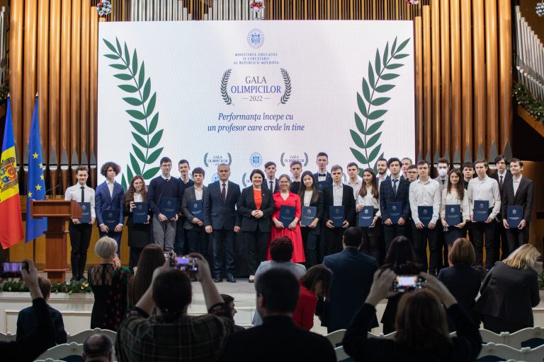 Gala Olimpicilor 2022: 34 de elevi și 27 profesori au primit diplome și premii în valoare de peste 700 mii de lei