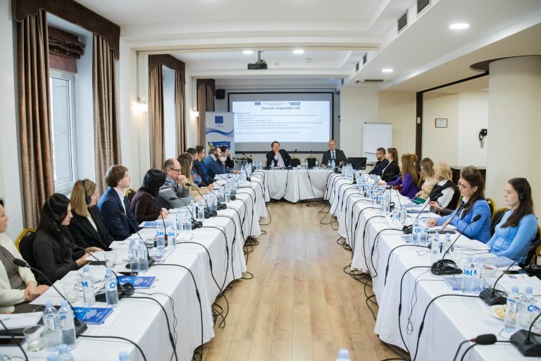 200 de funcționari publici, instruiți în domeniul armonizării legislației pentru aderarea R. Moldova la UE