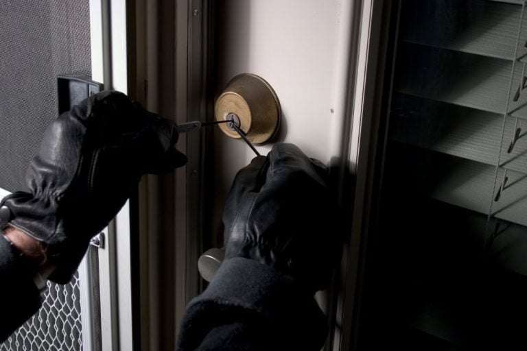 VIDEO/ Cinci bărbați, reținuți pentru furturi din apartamente: Prejudiciul cauzat se ridică la 700.000 de lei
