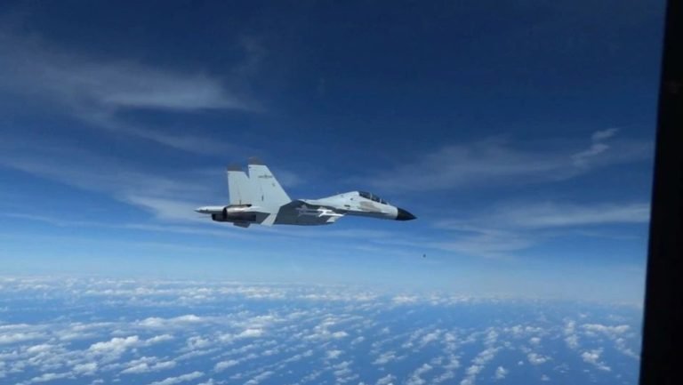 Un avion militar al Chinei s-a apropiat la 3 metri de o aeronavă a SUA și a forțat-o să facă manevre ca să evite ciocnirea