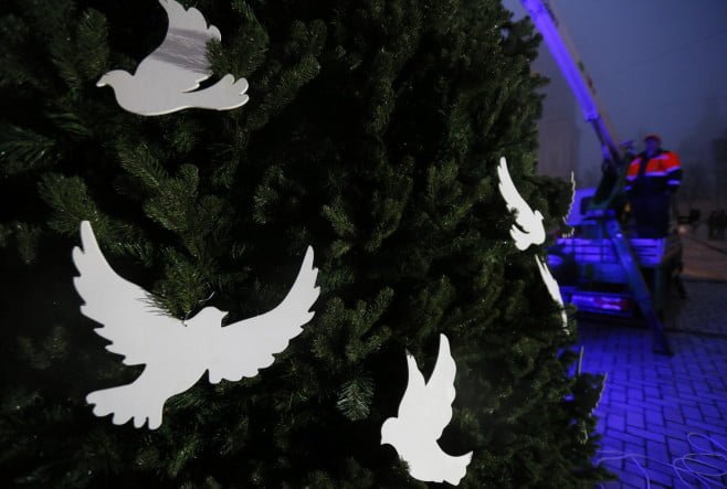 /FOTO/ Război și pace- Decorațiuni de Anul Nou: simboluri ale războiului în Moscova și porumbei albi în Kiev