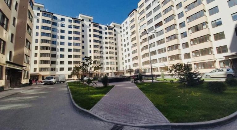 Patru persoane, trimise pe banca acuzaților după ce au împiedicat transmiterea în moștenire a unui apartament din Chișinău