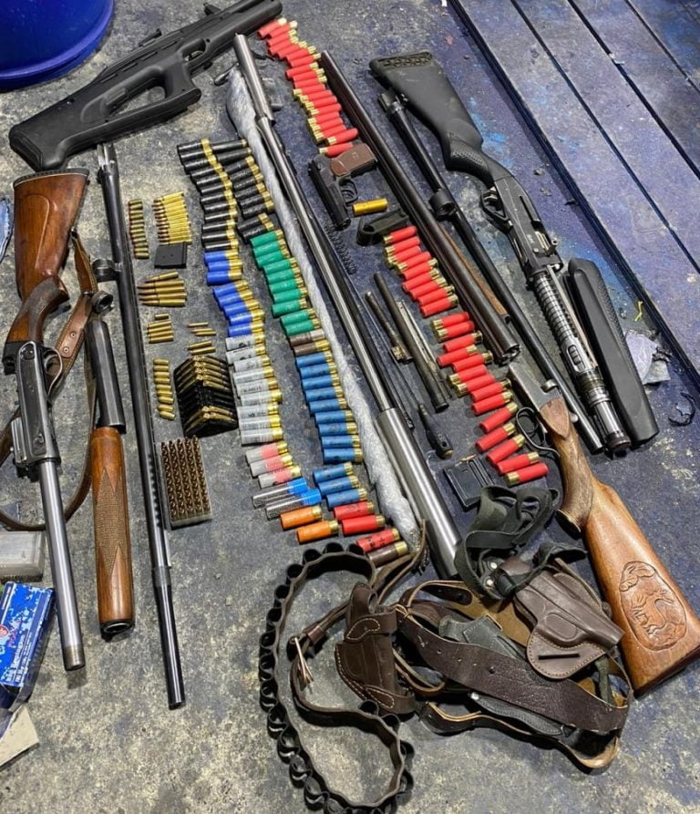 VIDEO/ Arme și muniții deținute ilegal, depistate la un bărbat din nordul țării