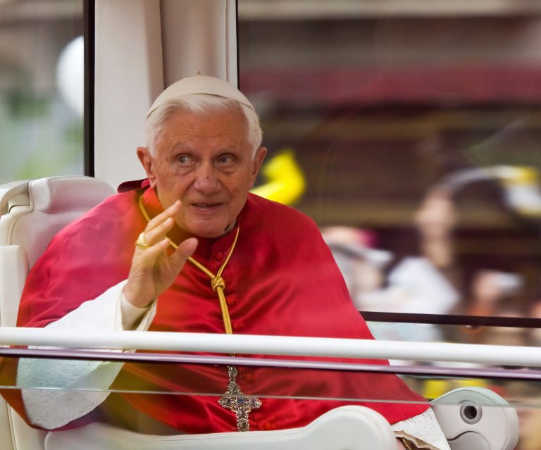 Fostul Papă Benedict al XVI-lea a murit la vârsta de 95 de ani