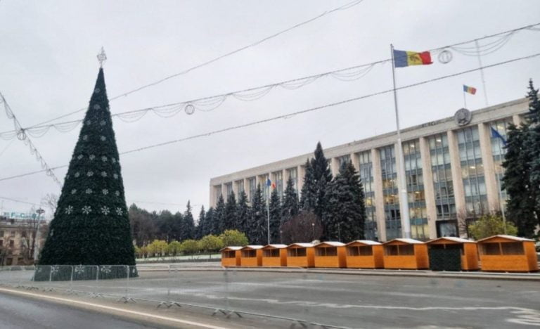 Primăria anunță când va fi inaugurat Pomul și Târgul de Crăciun din PMAN