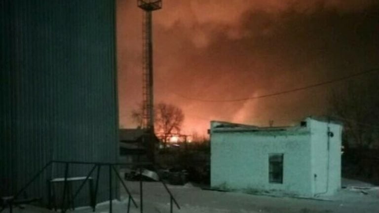 VIDEO/ Explozie masivă la cea mai mare rafinărie din Siberia. Două persoane au murit