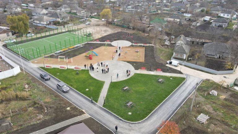 Un teren de fotbal, construit la Sângerei. Spînu: Dezvoltăm orașele Moldovei și creăm condiții mai bune pentru copii