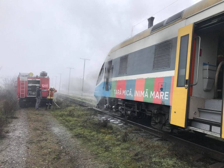 FOTO/ Incendiu la locomotiva unui tren de pe ruta Chișinău-Iași: Peste 70 de persoane, evacuate