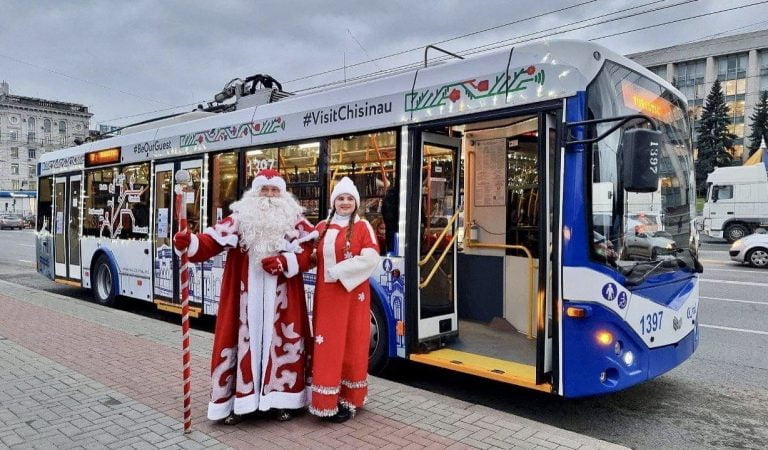 Troleibuze turistice pe ruta „Cunoaște orașul alături de Moș Crăciun” vor circula din nou prin Chișinău