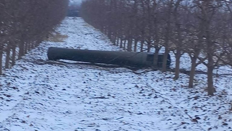 VIDEO/ O rachetă, descoperită într-o livadă din Briceni. MAI: „Zona a fost izolată. Sunt așteptate serviciile Bombteh și IGSU”