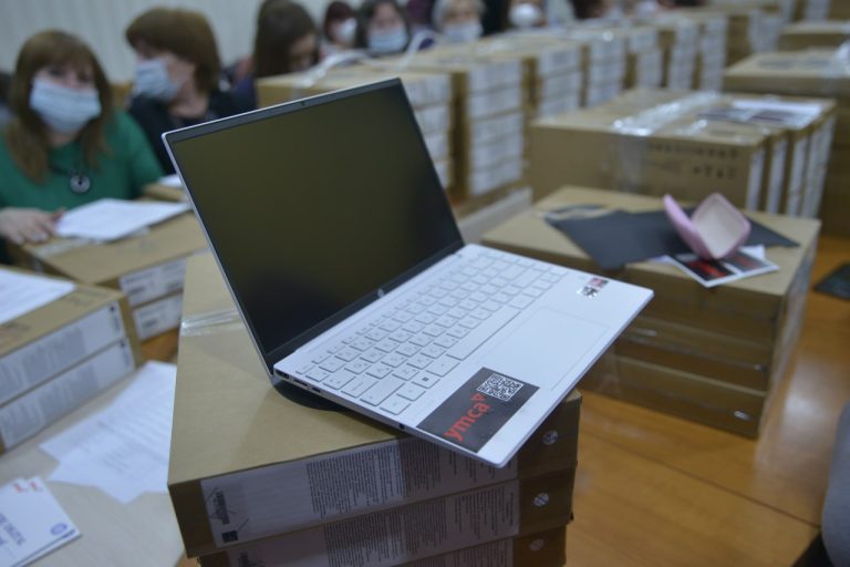 200 de laptopuri au fost donate centrelor  pentru copii din Chișinău