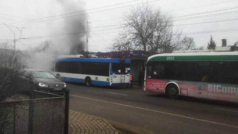 VIDEO/ Un troleibuz, cuprins de flăcări pe o stradă din Bălți: Toți pasagerii, evacuați