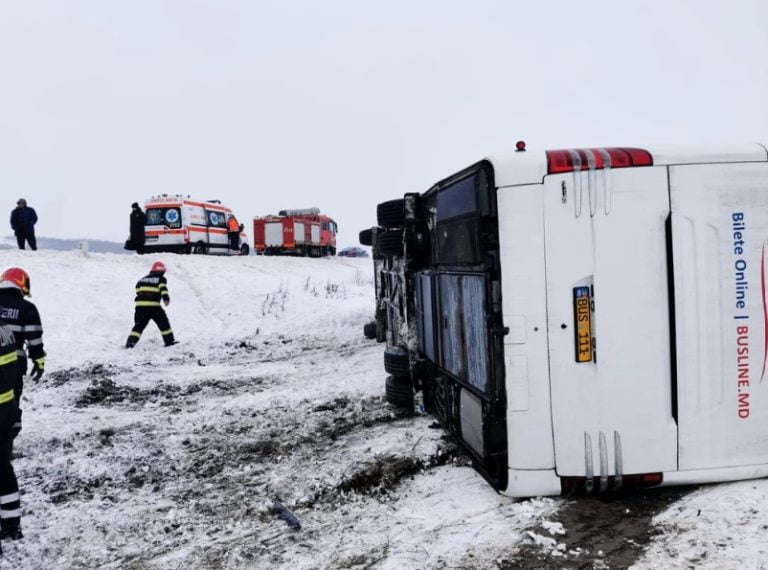 Autocar din R. Moldova, răsturnat pe o șosea din România. MAEIE: 3 moldoveni au suferit răni ușoare