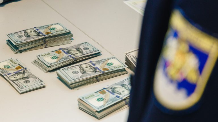 Un cetățean al Armeniei riscă dosar penal, după ce a intrat în R. Moldova cu 100 de mii de dolari nedeclarați