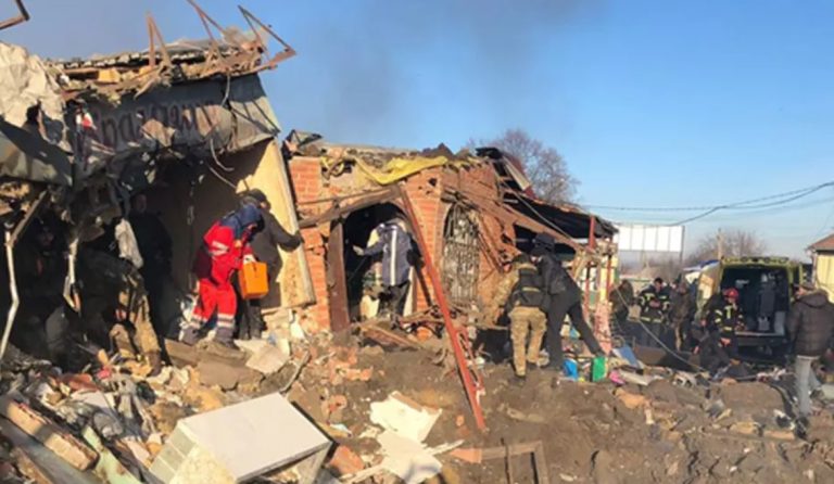 O persoană a murit și alte șapte – rănite într-un atac cu rachetă și bombardamente asupra regiunii Harkov