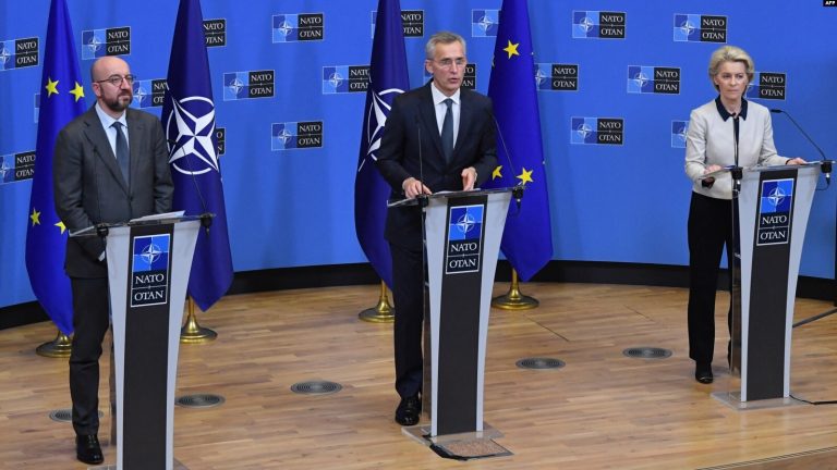 NATO şi UE se angajează să-şi intensifice cooperarea, pe fondul invaziei Rusiei în Ucraina