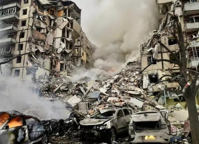 FOTO/ Cel puțin nouă morți şi zeci de răniți după atacul rusesc cu rachetă asupra unui bloc din Dnipro