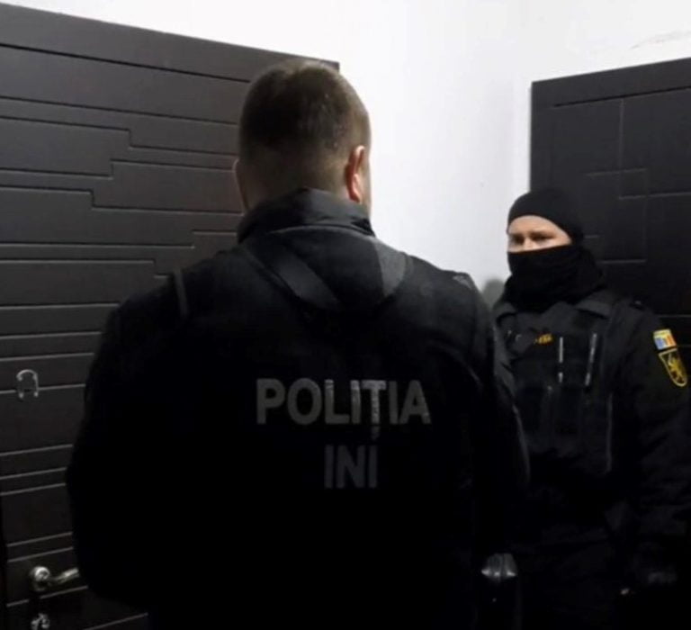 Doi bărbați, reținuți după ce ar fi șantajat o femeie cu moartea prin declanșarea unei grenade: ar fi cerut 40 de milioane de lei