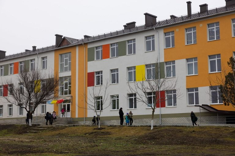 VIDEO/ Condiții mai bune de învățământ pentru elevii din satul Taraclia. Liceul Teoretic „Ștefan cel Mare și Sfânt”, renovat capital