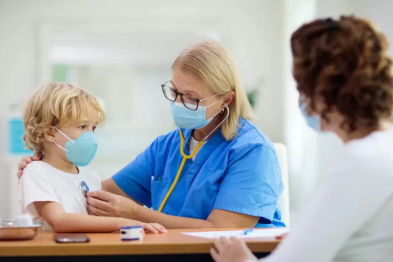 Peste 7.400 de cazuri de infecții respiratorii și gripă, înregistrate săptămâna trecută în instituțiile de învățământ din țară