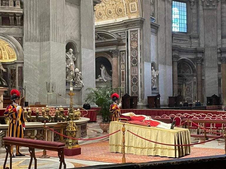 VIDEO/ Mii de oameni s-au strâns la Vatican pentru a trece pe la catafalcul Papei emerit Benedict al XVI-lea