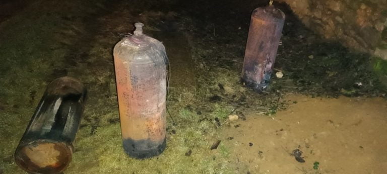 FOTO/ La un pas de tragedie: Patru butelii cu gaz, evacuate dintr-un șopron care a luat foc