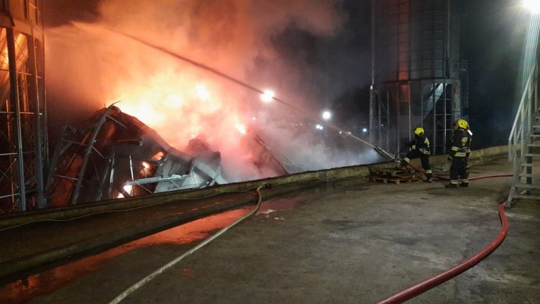 FOTO/ Incendiul la rezervorul nr.2 din Portul Giurgiulești, localizat