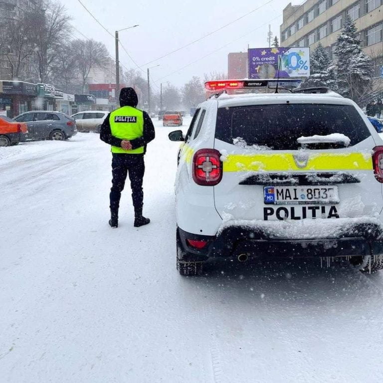 Atenție, șoferi! Se circulă în condiții de iarnă. Recomandările polițiștilor