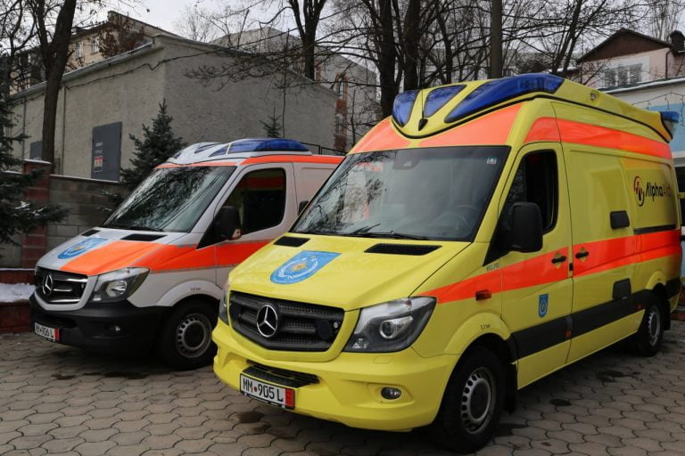 FOTO/ Două ambulanțe moderne donate de Statele Unite ale Americii au ajuns la Chișinău: Cum arată