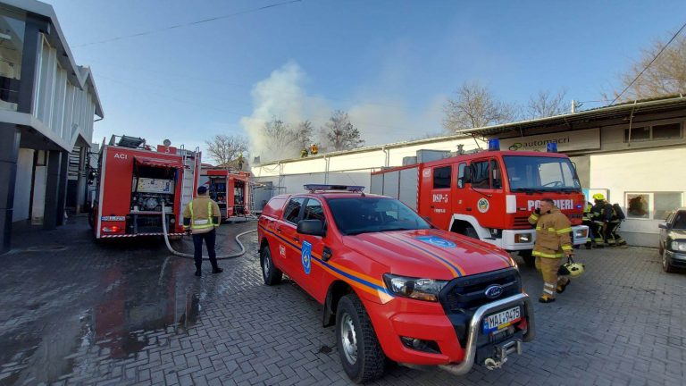 FOTO/ Incendiu într-un depozit de ambalare a sticlelor de apă minerală din Capitală: 4 echipaje de pompieri, la fața locului