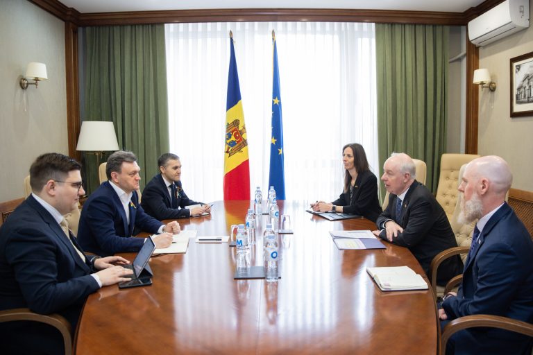 Provocările de securitate din țară și din regiune, abordate de prim-ministru cu ambasadorul SUA la Chișinău