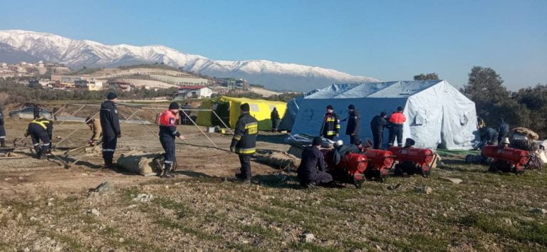 FOTO/ Salvatorii din R. Moldova au ajuns în zona afectată de seism: Vor activa neîtrerupt 24 de ore, împreună cu doi câini de salvare