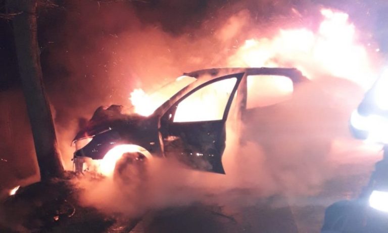 VIDEO/Un Mercedes, filmat cum arde în curtea unui bloc de locuit din Capitală: Ce spun pompierii