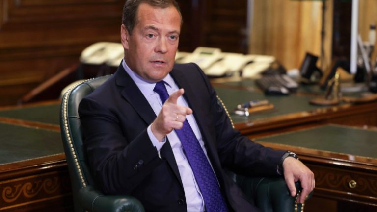 Dmitri Medvedev ameninţă că livrările de arme către Kiev riscă să conducă la o catastrofă nucleară globală
